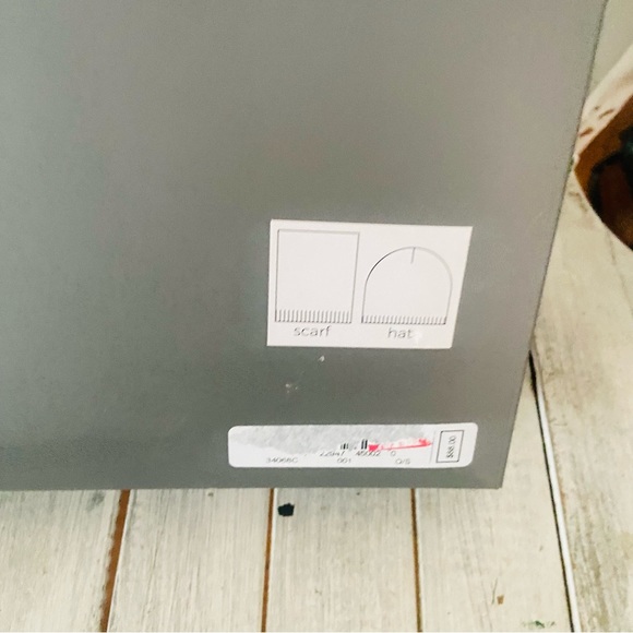 Michael Kors hat and scarf set box - Picture 2 of 6